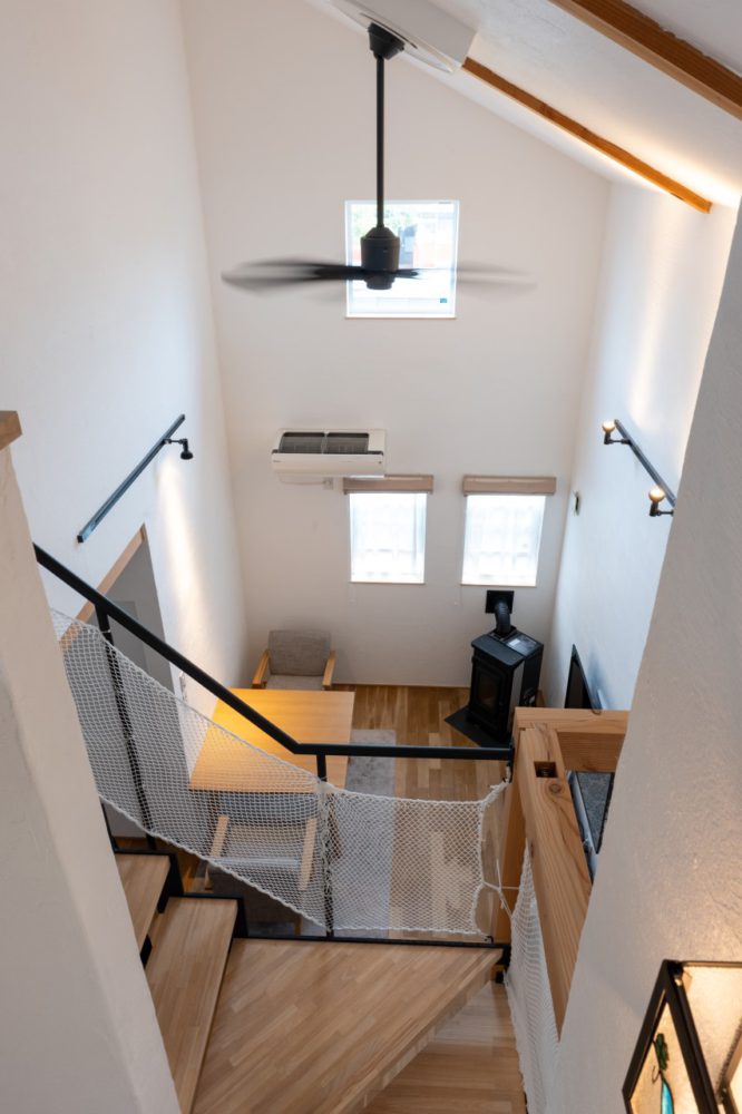 勾配天井が空気の流れを生み、ペレットストーブのぬくもりが家全体に広がる。シーリングファンはリモコンで高さ調整ができる便利なもの。