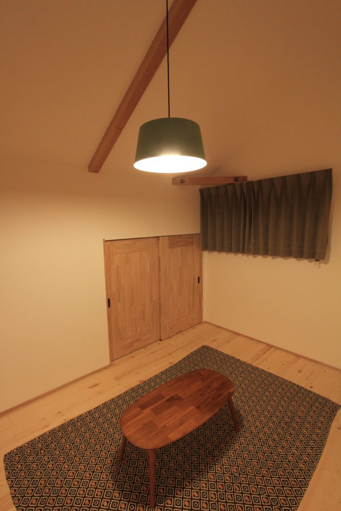 勾配天井の主寝室はタテに伸びやかな空間。