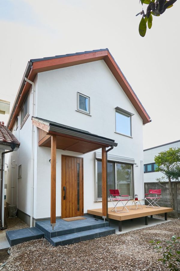 三角屋根の漆喰仕上げの白い外観（斜め）